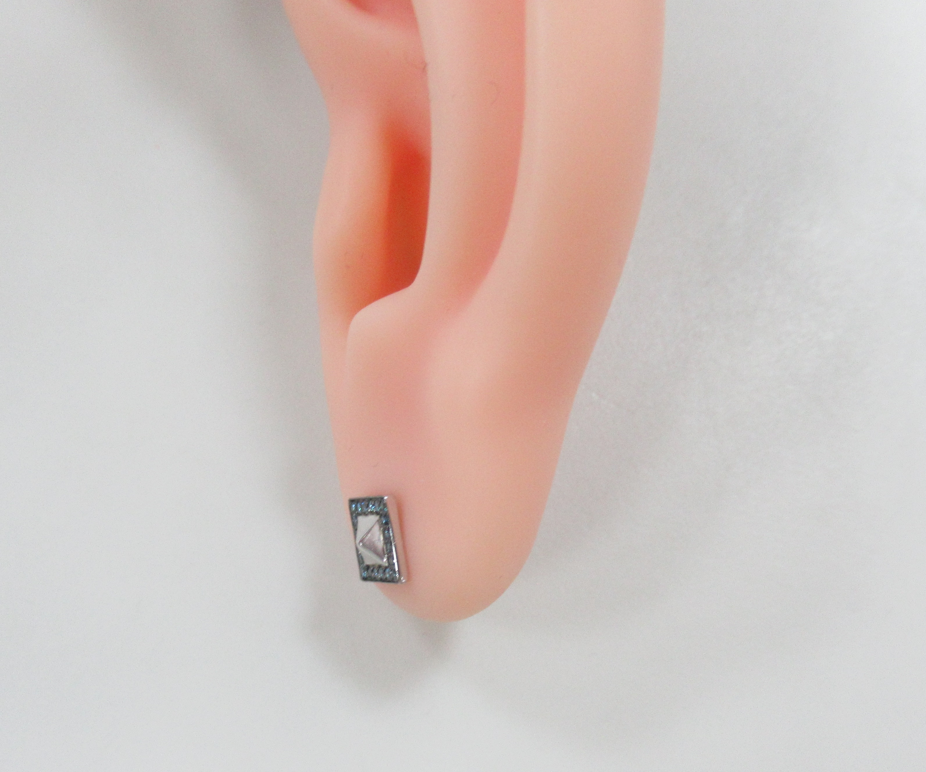 Серьги-пусеты из белого золота с голубыми бриллиантами